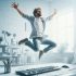 Homme saute sur un clavier